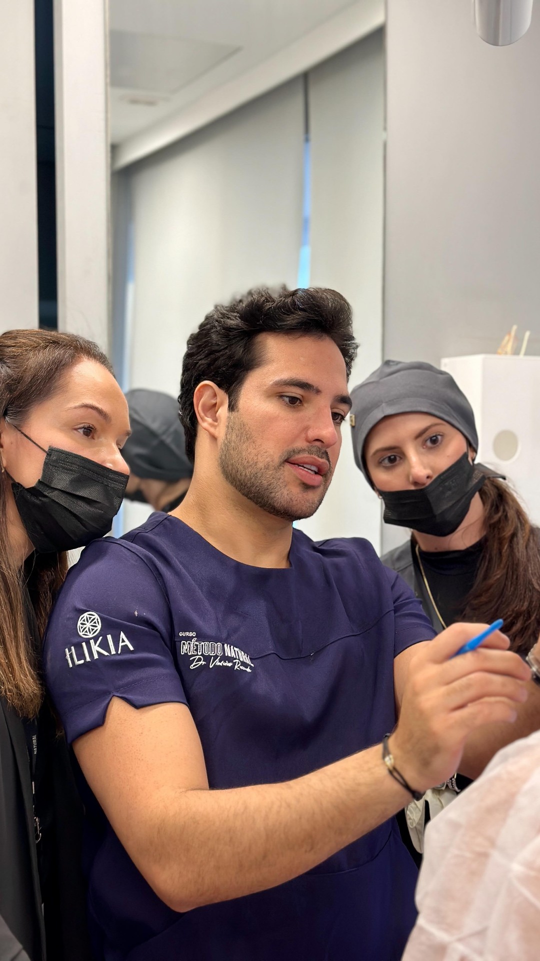 Dr. Vinicius Resende aplicando harmonização facial com supervisão clínica em Belo Horizonte